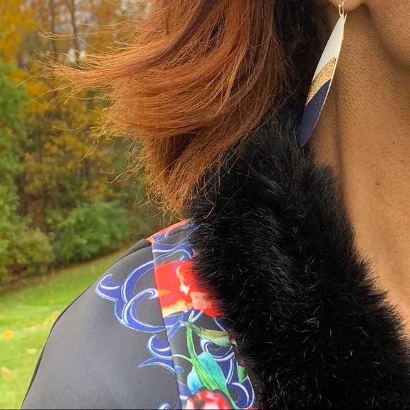 TEARDROP METAL WHITE METALLIC EARRINGS - Picture 3 of 3